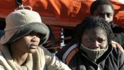 Rescatan a 36 inmigrantes, 4 de ellos bebés, en una patera a la deriva en Cabo de Gata