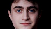 Radcliffe dona sus primeras gafas a una exposición que recordará a las víctimas del Holocausto