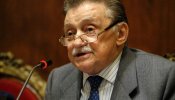 El escritor uruguayo Mario Benedetti es ingresado en un sanatorio de Montevideo