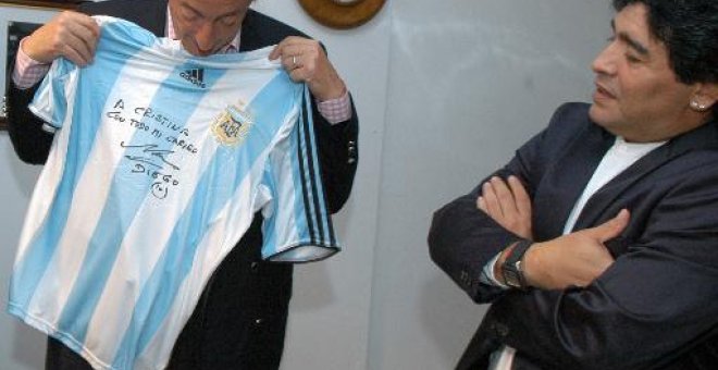 Maradona regala a Ahmadineyad su camiseta con el número 10