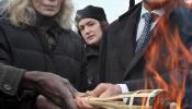 Impiden a Mia Farrow encender la antorcha olímpica en el centro de torturas del Jemer Rojo
