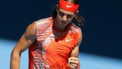 Rafael Nadal gana y mejora con el sol