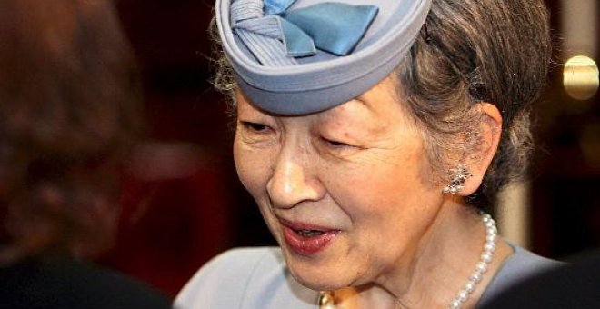 La Emperatriz Michiko sufre mareos debido probablemente a la fatiga