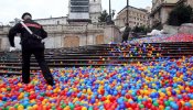 Arrojan medio millón de pelotas por la escalinata de la Plaza de España