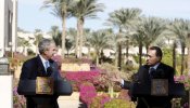 Bush sufre en Oriente Medio con los besos, pero se lleva un cargamento de oro
