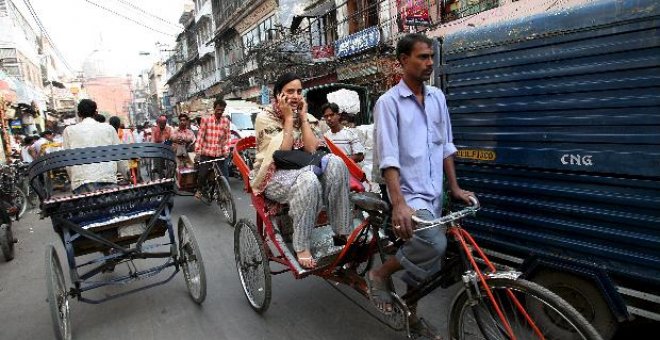 El adelantamiento de un bus a un "rickshaw" causa 25 muertos en un choque frontal