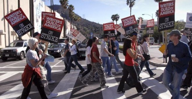 Guionistas y productores se reúnen hoy y pactan una tregua para la gala de los Grammy