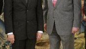 Uribe se reúne con el Rey en su breve visita a España, acompañado por Araújo