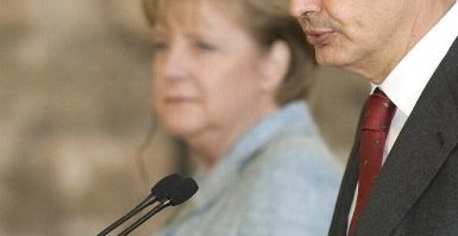 Zapatero y Merkel enmarcan en la normalidad el apoyo de la canciller alemana a Rajoy