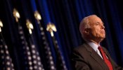 John McCain recibe aplausos y abucheos de los ultraconservadores