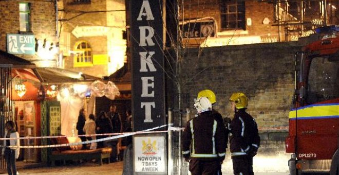 Los bomberos logran controlar el incendio en el mercado londinense de Camden