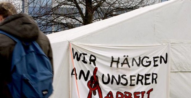 Montan una cadena humana con antorchas en Bochum en protesta por el cierre de la planta