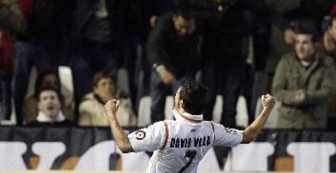 Villa iguala al 'Piojo' López en la lista de mejores goleadores del club