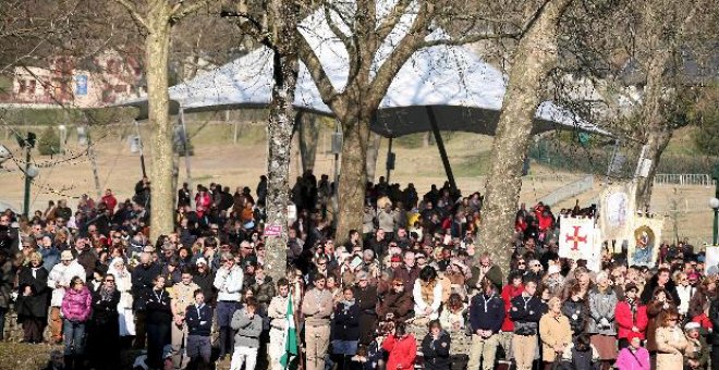 Unos 70.000 peregrinos evocaron la primera aparición de Lourdes ante la gruta