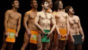 Siete hombres cantan, bailan y se desnudan en el musical "Cantando desnudos!"