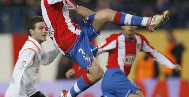 Gary Cahill, del Bolton, apuesta por una "defensa" fuerte ante el Atlético de Madrid