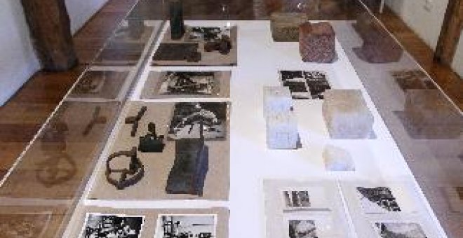 Una exposición explica la relación de Chillida con los materiales que trabajó