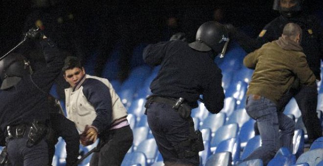 La policía desaloja a los aficionados del "Frente Atlético"