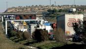 Un choque de dos camiones en la autovía A-2 causa un herido y dos carriles cortados