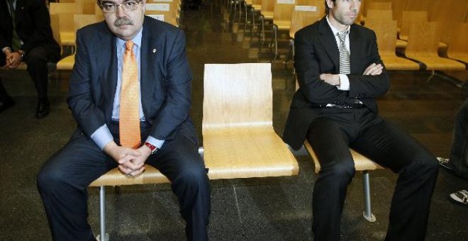 El presidente del Valencia niega que Albelda esté apartado y el club le acusa de creerse "indiscutible"