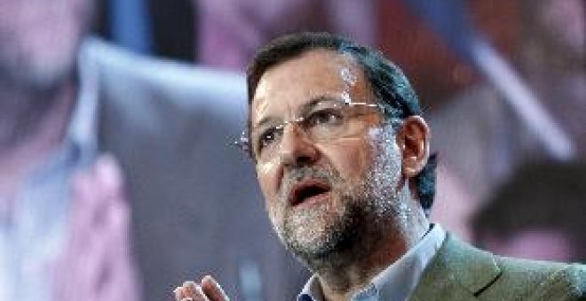 Rajoy dice que a Zapatero se le ha subido La Moncloa a la cabeza y se ha olvidado de las personas