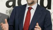 Rajoy dice que la política de inmigración de Zapatero ha supuesto "un efecto llamada" y "una avalancha"