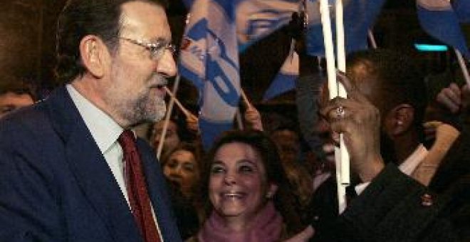 Marea de periodistas, policías y dos concentraciones reciben a Zapatero y Rajoy