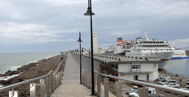 Muere una pareja y un bebé al caer su vehículo al mar en Melilla