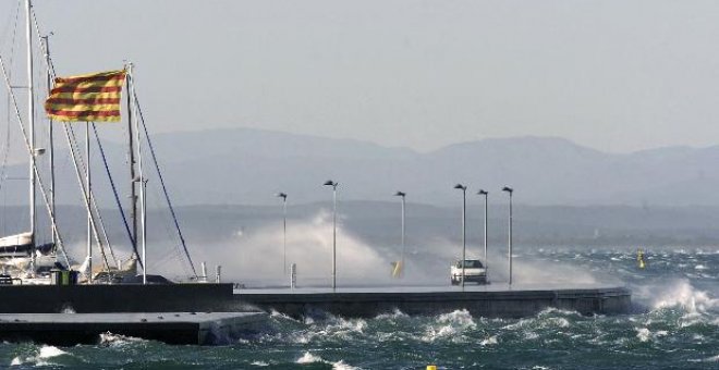 La nieve complica el tráfico en las carreteras de Cataluña y Aragón y cierra cuatro puertos