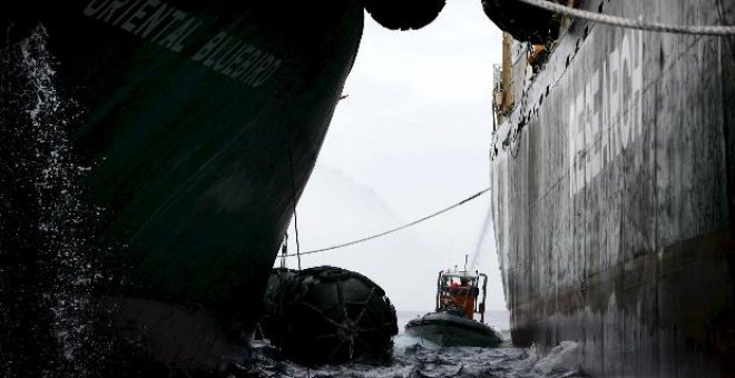 El capitán del barco ecologista asegura que recibió disparos del ballenero japonés