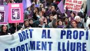 Miles de mujeres reclaman en Barcelona el derecho al aborto libre y gratuito