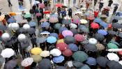 Unas 70 personas se reúnen en silencio en Arrasate en memoria de Isaías Carrasco