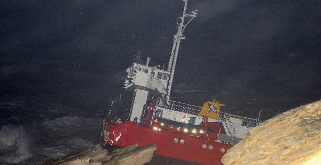 El helicóptero Helimer Cantábrico reconoce la zona donde el barco se partió en tres