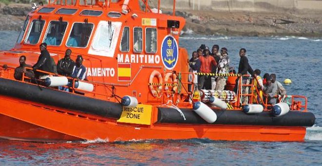 Cayuco avistado en el sur de Gran Canaria está a 76 millas y lleva una veintena de ocupantes