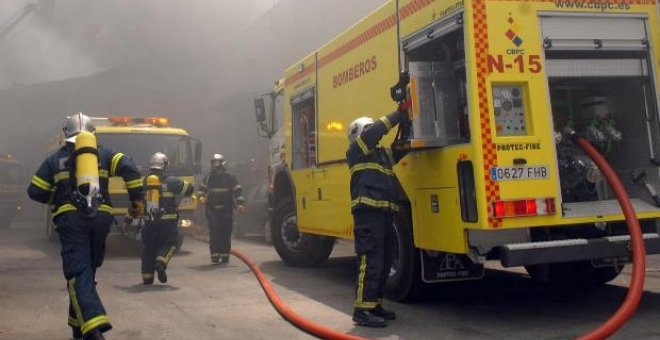 Un hombre muere y su mujer resulta herida en un incendio en su casa de Cádiz