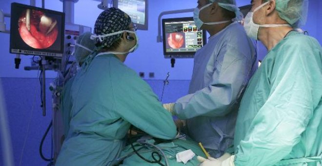 El Hospital Valle Hebrón realiza los primeros implantes de rodilla hechos a medida