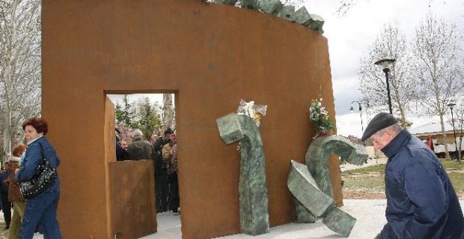 Un monumento recuerda y homenajea en Palencia a los republicanos fusilados