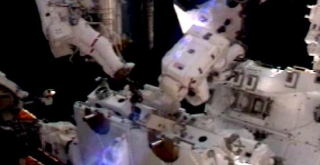 Los astronautas del "Endeavour" finalizan la segunda caminata de la misión STS-123