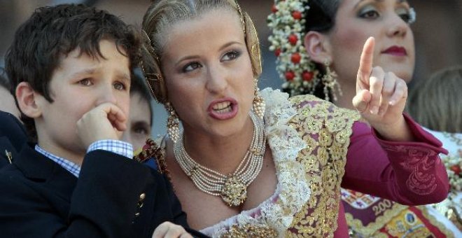 El duque de Lugo y sus hijos presenciaron la mascletá hoy en el ayuntamiento de Valencia