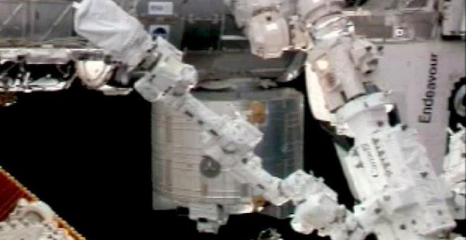 Comienza la tercera caminata espacial de la misión del "Endeavour" a la EEI