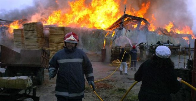 Un incendio calcina una oficina de una ferretería en Vincios, sin daños personales