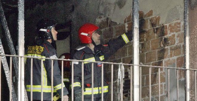 Encuentran restos de combustible en el piso de Barcelona, lo que apunta a una explosión provocada