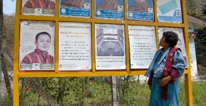 Los butaneses eligen el primer Parlamento de su historia democrática