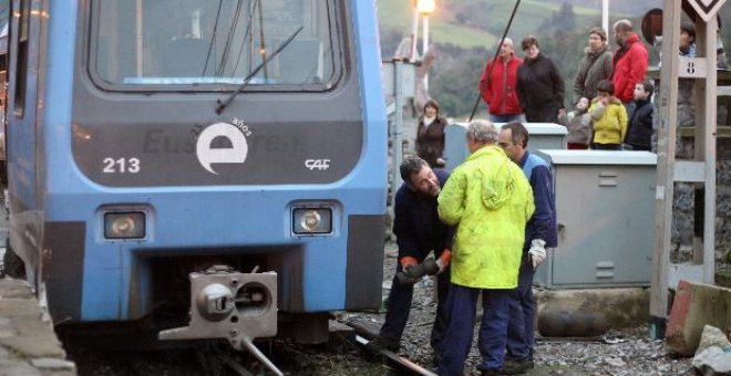 Dos desprendimientos en la línea de EuskoTren corta la vía entre Usurbil y Elgoibar