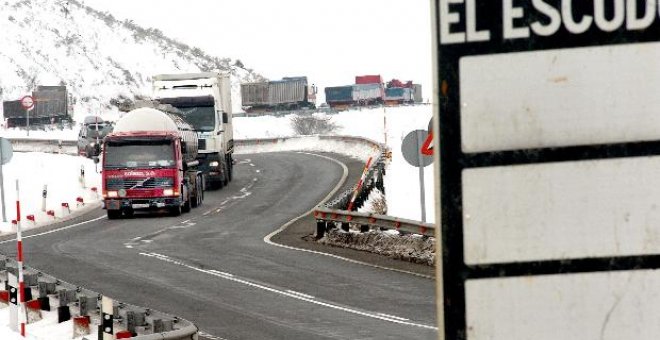 Dos carreteras cerradas y varios desprendimientos a causa de las lluvias en Pamplona