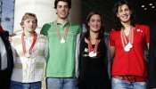Los nadadores españoles regresan llenos de medallas y con la mente en Pekín
