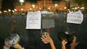 Dirigentes políticos llaman al diálogo en noche caliente en Argentina