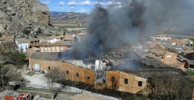 Los bomberos continúan remojando los restos de la empresa de fruta de Os de Balaguer