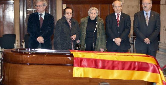 Centenares de personas visitan en el Palau de la Generalitat la capilla ardiente de Benet