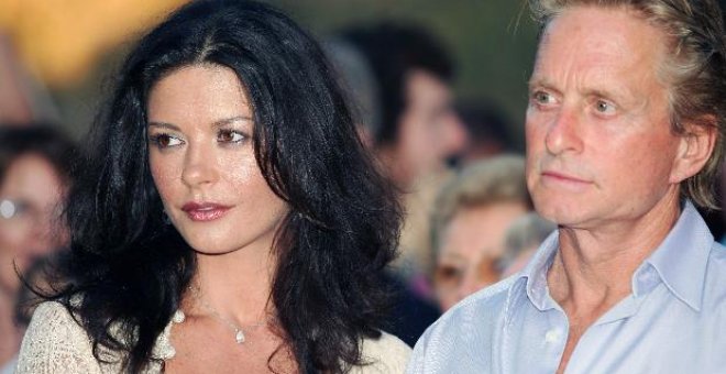 Michael Douglas y su esposa están de visita en el Caribe de Honduras